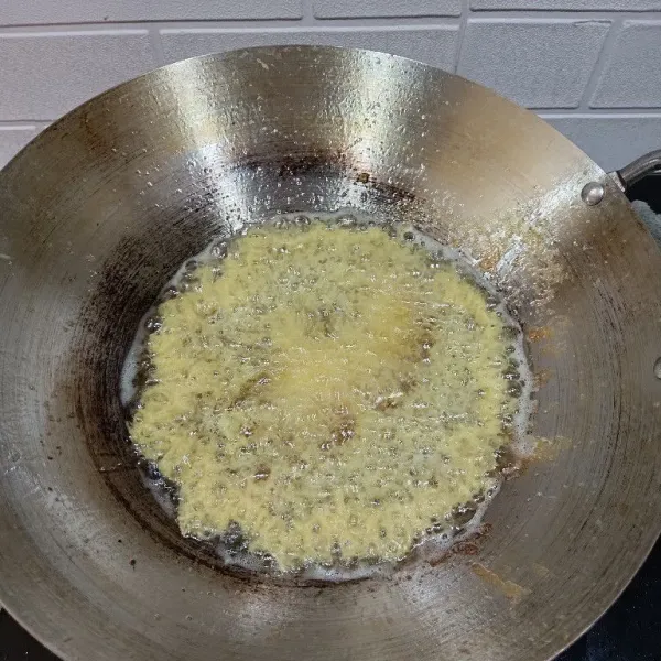 Siapkan minyak panas. Tuang memutar dari atas setinggi 1 meter. Goreng di api cendrung sedang. Biarkan garing dan geser ke tengah wajan agar merata kriuknya. Setelah matang, tiriskan.