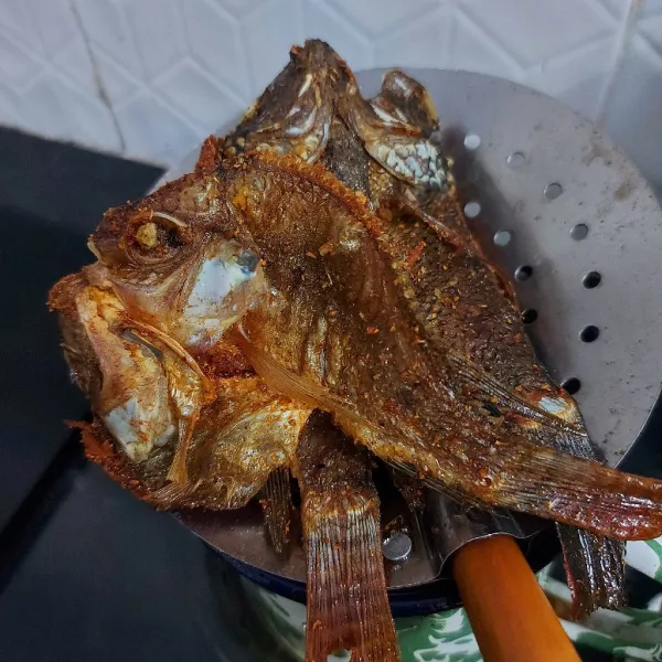 Tiriskan ikan, siap disajikan.