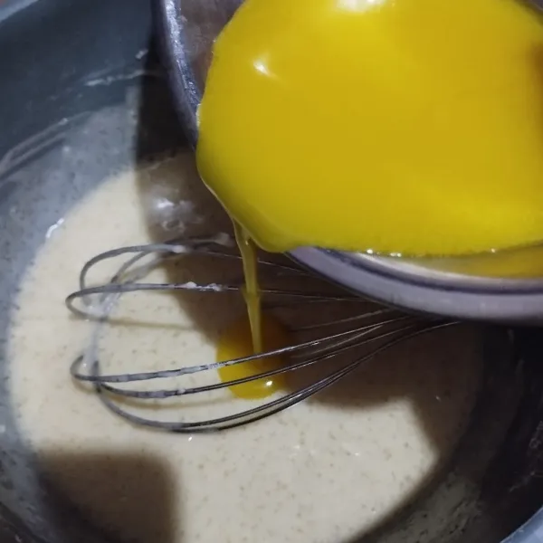 Selanjutnya masukkan margarin cair. Aduk rata. Lalu diamkan adonan selama 10 mnt,