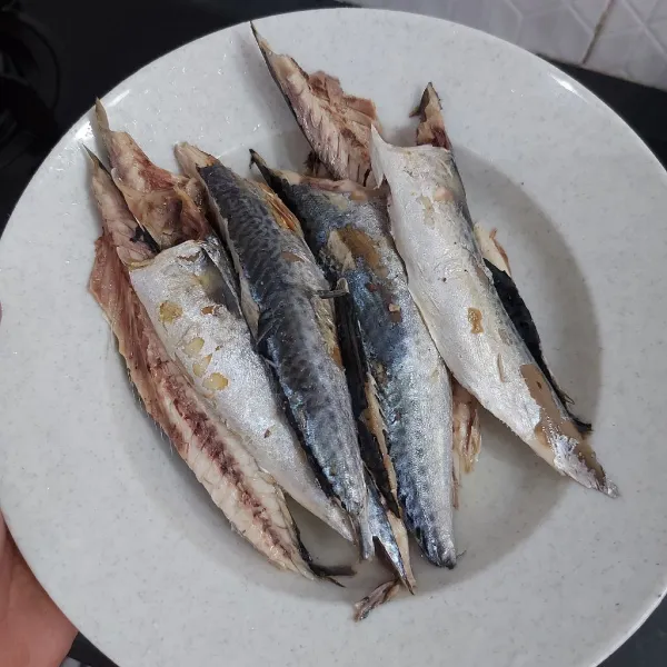 Ikan pindang salem, dibuang kepala dan duri bagian tengahnya. Cuci bersih lalu tiriskan.
