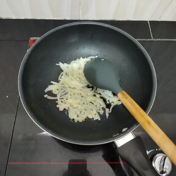 Panaskan minyak sayur. Tumis bawang putih dan bawang bombay hingga harum dan layu.