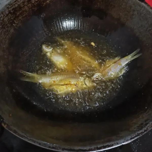 Goreng ikan di minyak panas hingga kering.