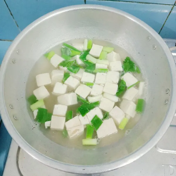 Masukkan daun bawang dan seledri.