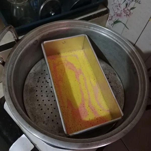 Kukus selama 10 menit, jangan lupa beri kain pada tutupnya. Uap harus benar-benar banyak saat akan mengkukus bolu.