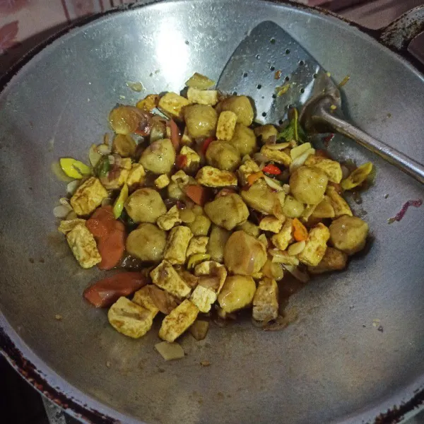 Masak hingga bumbu meresap dan tercampur rata, jangan lupa koreksi rasanya terlebih dahulu.