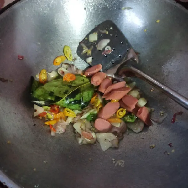 Setelah bumbu matang masukkan sosis aduk dan masak hingga matang.