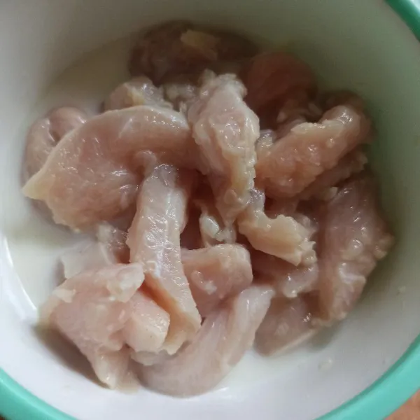 Campur ayam dengan susu cair, garam dan bawang putih diamkan selama 20 menit.