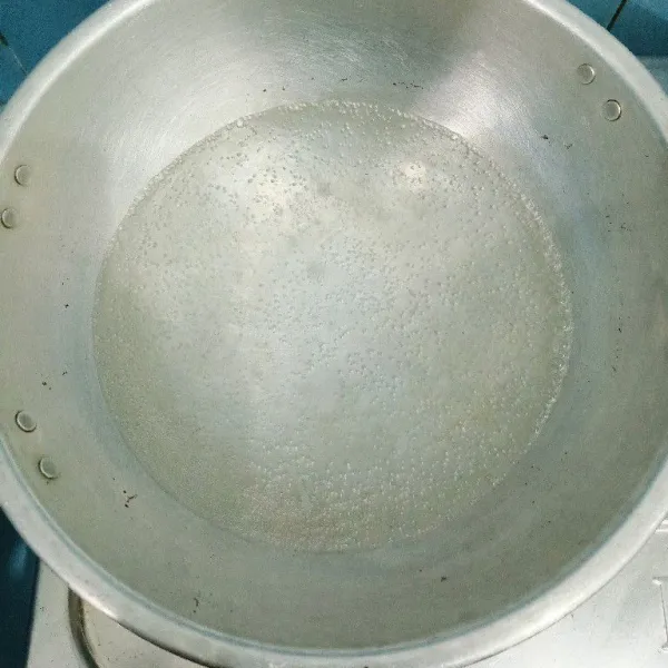 Didihkan air hingga mendidih.