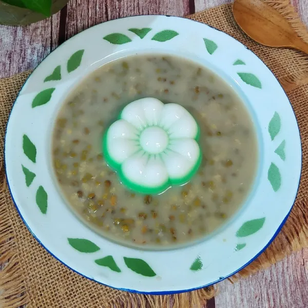 Sajikan  kacang hijau dengan agar-agar.