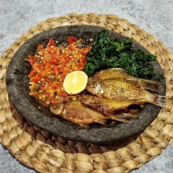 Kucuri lemon. Sajikan dengan wader goreng dan kangkung goreng.