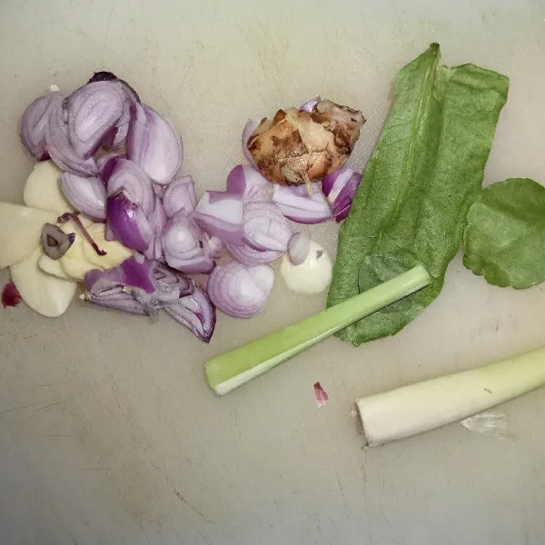 Siapkan bumbu, iris bawang merah dan bawang putih.