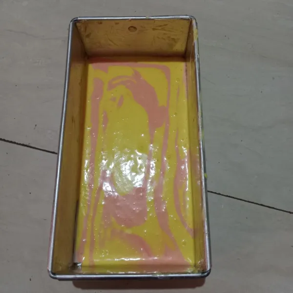 Olesi loyang dengan margarin dan beri kertas roti bagian bawahnya. Tuang selang-seling 1 sdm adonan ke dalam cetakan.