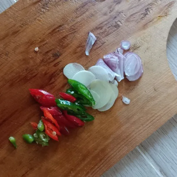 Iris-iris cabe rawit hijau, cabe merah besar, bawang putih, cabe hijau besar dan bawang merah.