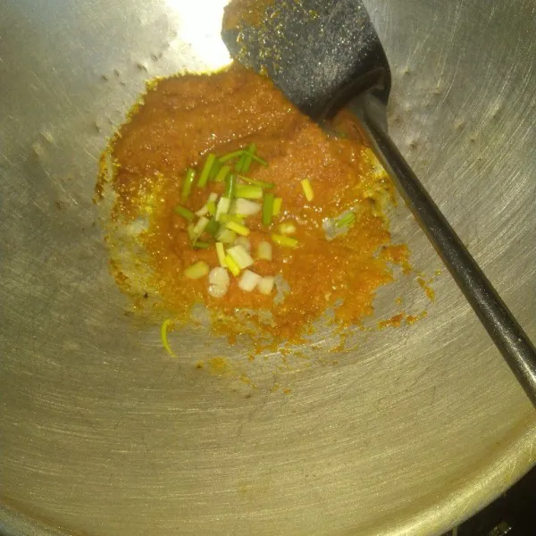 Panaskan sedikit minyak goreng, tumis bumbu halus dan potongan daun bawang. Tumis sampai bumbu matang dan harum.
