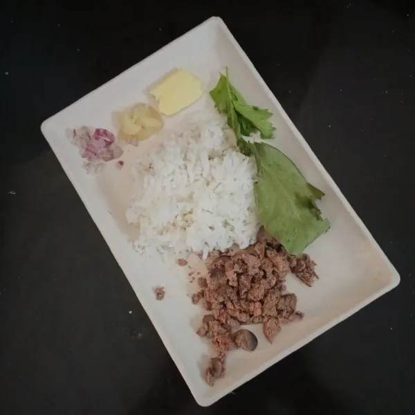 Cincang bawang merah dan ati ayam.