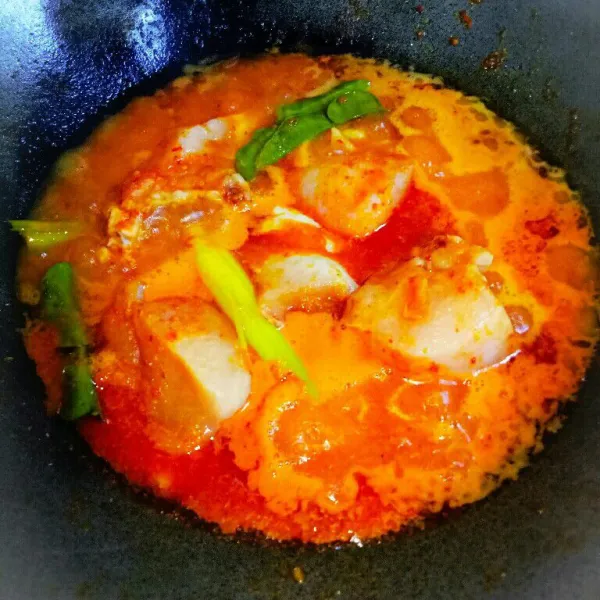 Lalu masukkan ayam, masukkan air. Masak selama 15 menit.