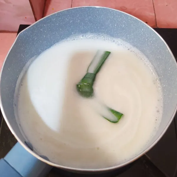 Untuk membuat agar-agar, masukkan tepung beras, agar-agar, garam, air, santan instan dan kental manis. Aduk rata lalu tambahkan daun pandan dan rebus sampai mendidih.