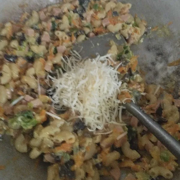 Masukkan keju cheddar, aduk rata. Test rasa.