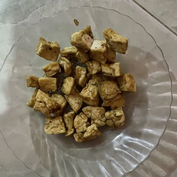 Goreng tahu dan tempe beri garam terlebih dahulu.