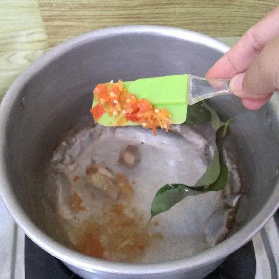 Rebus air, bumbu halus, daun salam, dan lengkuas hingga mendidih.
