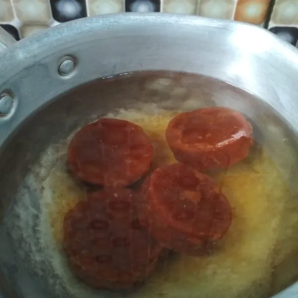 Rebus gula merah hingga gula larut, saring jika perlu.