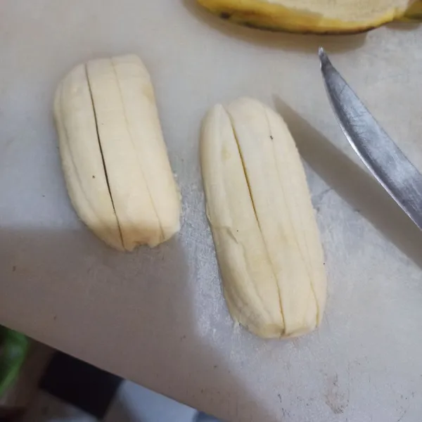 Iris pisang kepok memanjang jadi 6 bagian (besarnya sesuaikan).