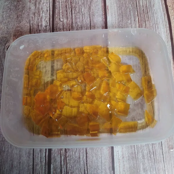 Potong-potong jelly, sisihkan.