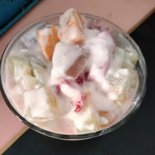 Tuang saus salad ke dalam buah aduk-aduk.