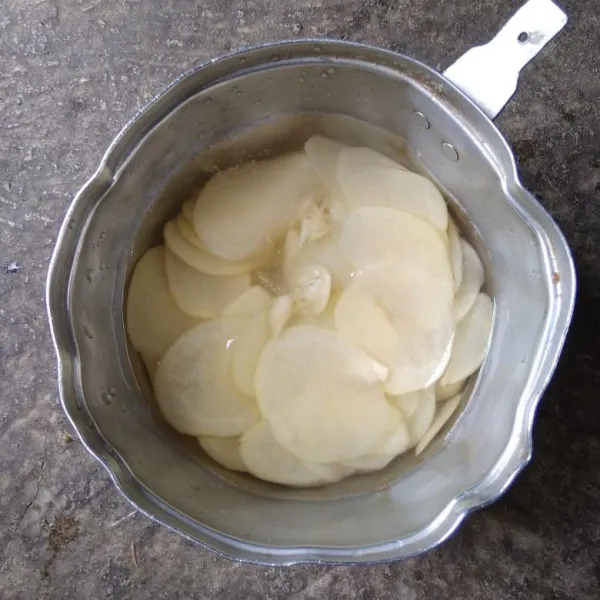 Rendam kentang dengan bawang putih dan garam.
