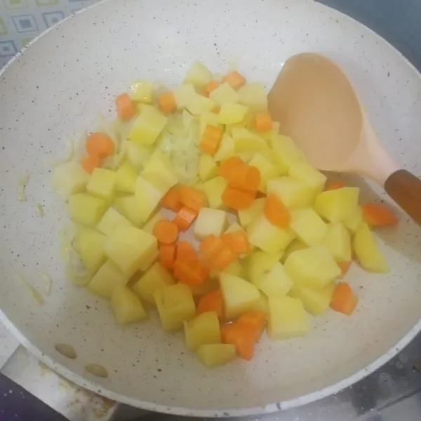 Masukkan kentang dan wortel, masak sampe setengah matang.