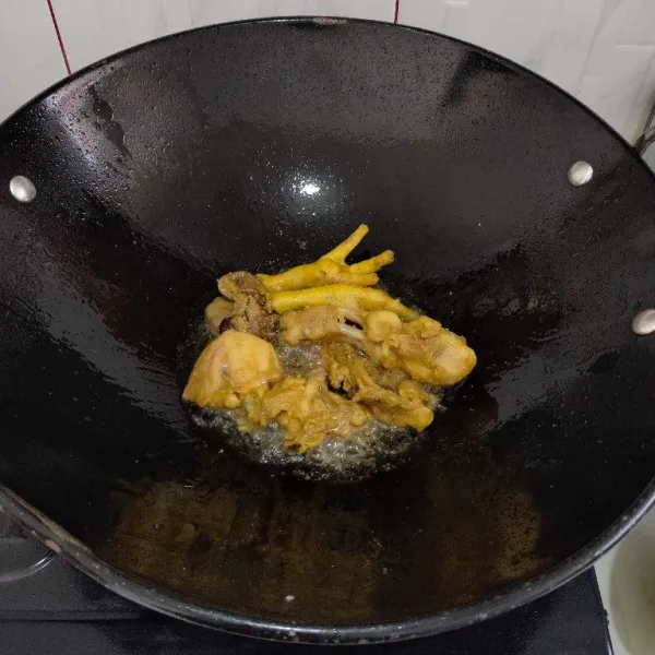Goreng ayam hingga matang dan garing.
