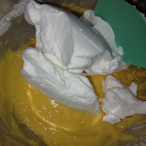 Campurkan adonan putih telur ke dalam adonan pasta, aduk balik dengan spatula. Bagi menjadi tiga tahap, pelan-pelan saja mengaduknya.