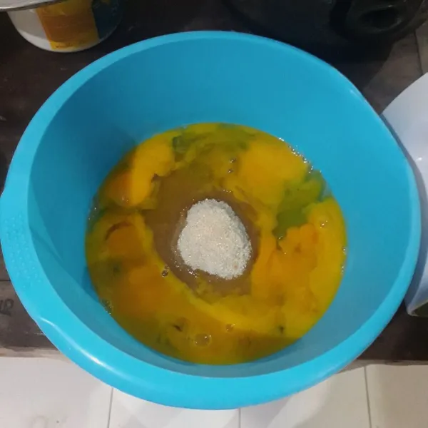Campurkan gula dan telur.