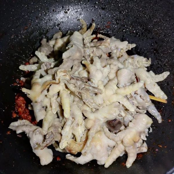 Kemudian masukkan ceker ayam yang sudah direbus, aduk sampai rata.