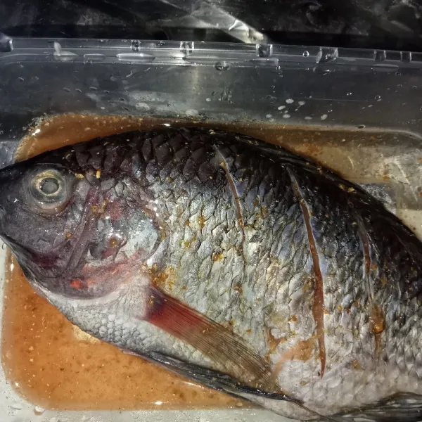 Tuang air, bolak balik ikan supaya bumbu meresap sempurna, diamkan selama 15 menit.