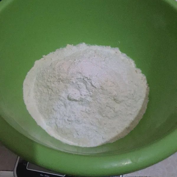 Campurkan terigu, tepung beras, kaldu jamur, garam & gula. Aduk rata.