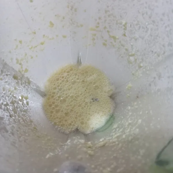 Blender beras bersama satu gelas jamu tadi hingga halus.