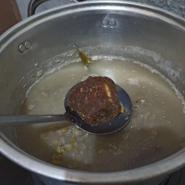 Hidupkan kompor lalu masak kembali selama 7 menit dengan ditambah garam, gula merah dan gula pasir. Bisa juga kalian larutkan dulu gulanya, baru disaring.