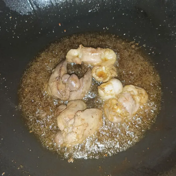 Kemudian goreng hati ampela sampai matang.