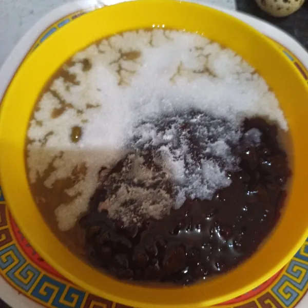 Beri bubur ketan hitam dan santan.