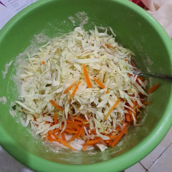 Tambahkan kol, wortel, & tauge. Aduk rata.