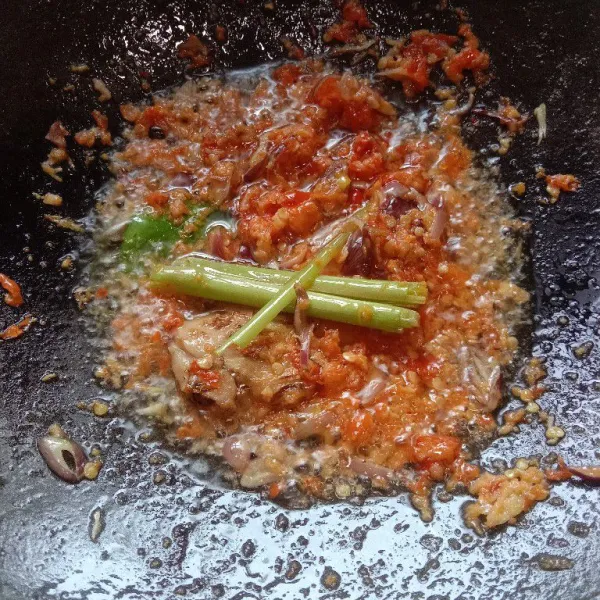 Panaskan sedikit minyak, tumis bumbu halus beserta lengkuas, jahe, sereh dan daun jeruk. Aduk terus hingga bumbu matang.