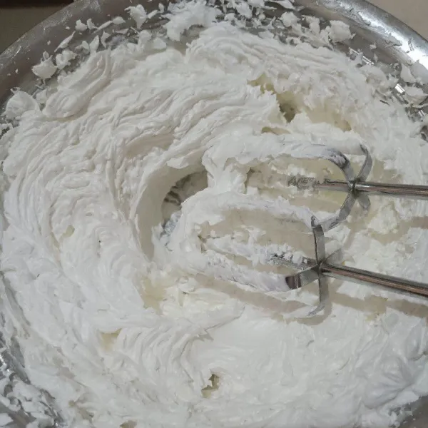 Butter cream : mixer soft cream dan shortening hingga mengembang sekitar 7-10 menit dengan kecepatan tinggi.