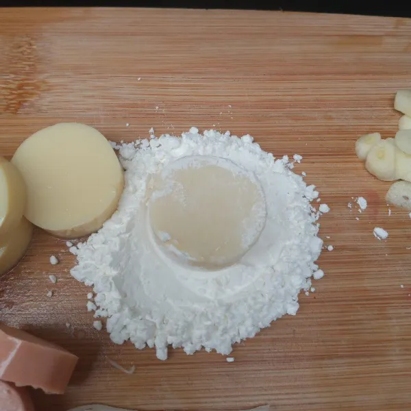 Potong bulat tofu lalu balur dengan tepung maizena.