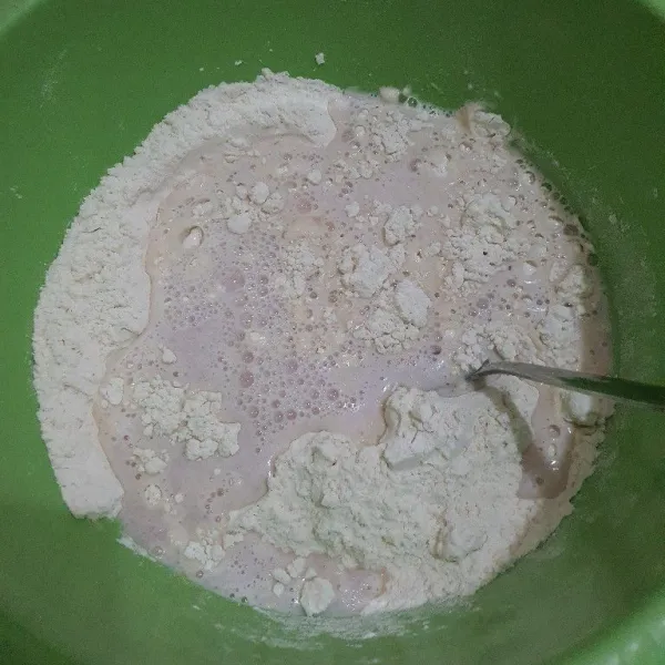 Tambahkan bumbu halus & air. Aduk rata.