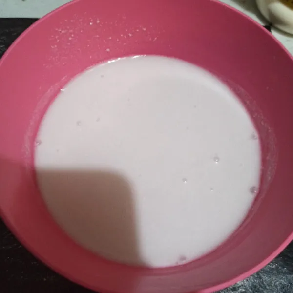 Siapkan susu cair, jika dirasa kurang manis, tambahkan kental manis.