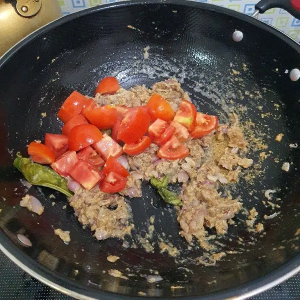 Masukkan tomat, daun salam, kayu manis, cengkeh & pala bubuk. Tumis sebentar.