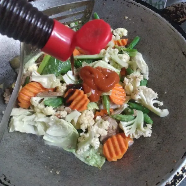 Bumbui dengan kaldu bubuk, cabe bubuk, saos tiram dan saos sambal. Masak sampai sayuran matang.