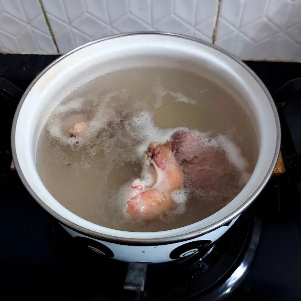 rebus daging dengan 2 liter air, buang buih-buih kotoran dalam air rebusan. Jika daging sudah empuk, angkat lalu potong kecil-kecil dan masukkan lagi ke dalam rebusan kaldu daging.