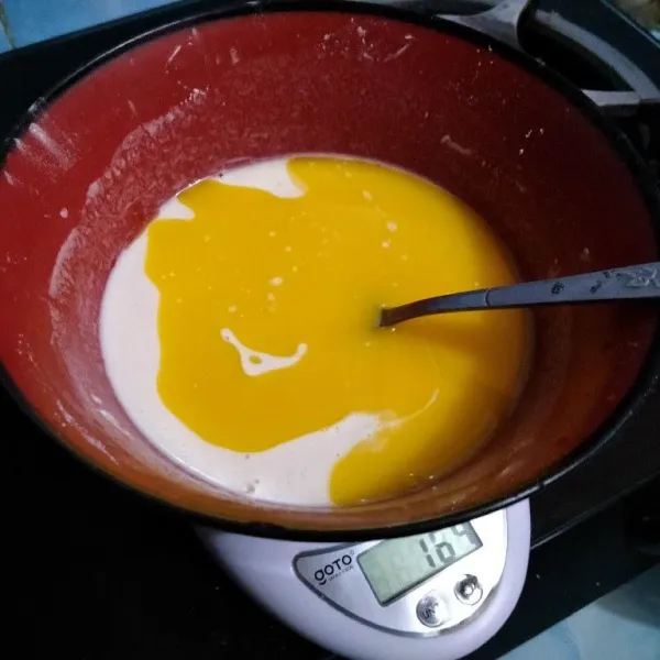 Tuang lelehan margarin, kocok rata.